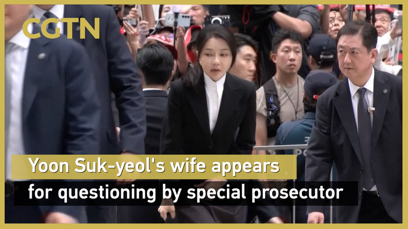 Kim Keon-hee, la femme de Yoon Suk-yeol, interrogée par le procureur spécial Kim Keon-hee, la femme de Yoon Suk-yeol, interrogée par le procureur spécial video poster