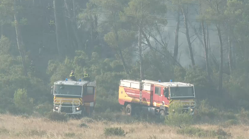 Un incendie engloutit la région de l’Aude dans le sud de la France, les habitants évacués Un incendie engloutit la région de l'Aude dans le sud de la France, les habitants évacués video poster