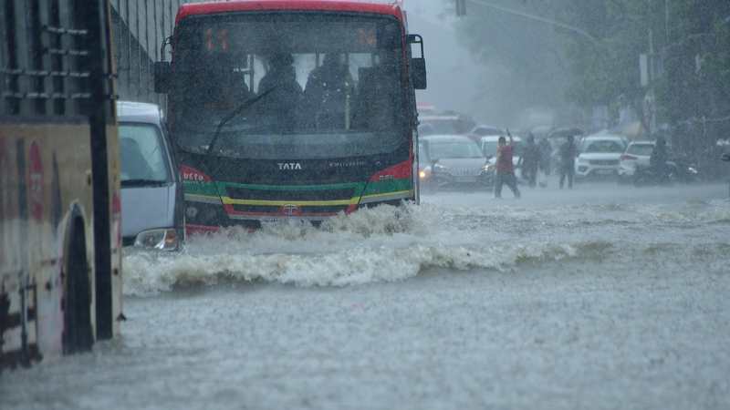Mumbai sous l’eau : Des pluies torrentielles déclenchent une alerte rouge dans toute la ville Mumbai sous l'eau : Des pluies torrentielles déclenchent une alerte rouge dans toute la ville