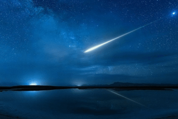 La pluie de météores des Aquariides du delta sud illumine le ciel nocturne La pluie de météores des Aquariides du delta sud illumine le ciel nocturne