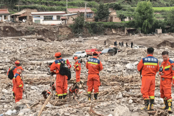 Les équipes de secours se hâtent pour intervenir après les torrents de montagne à Gansu Les équipes de secours se hâtent pour intervenir après les torrents de montagne à Gansu video poster