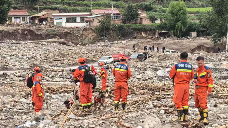 Les équipes de secours se hâtent pour intervenir après les torrents de montagne à Gansu video poster