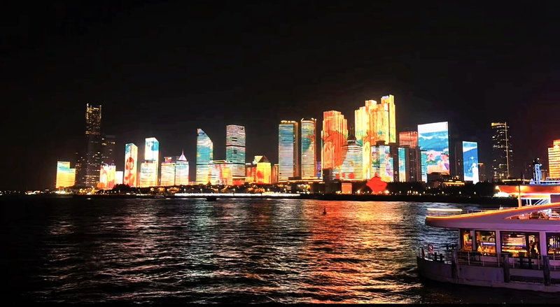 Paysage Nocturne de la Baie de Fushan : Lumière, Ombre et Pulsation Urbaine Paysage Nocturne de la Baie de Fushan : Lumière, Ombre et Pulsation Urbaine video poster