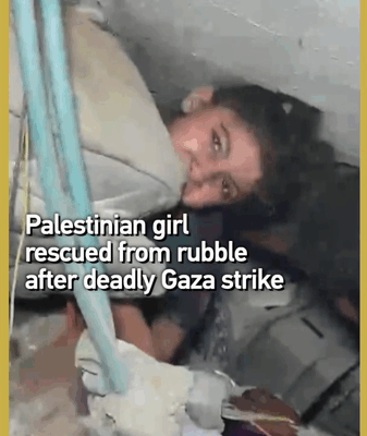 Gaza : Une fille sauvée vivante après une frappe meurtrière à Zeitoun Gaza : Une fille sauvée vivante après une frappe meurtrière à Zeitoun video poster