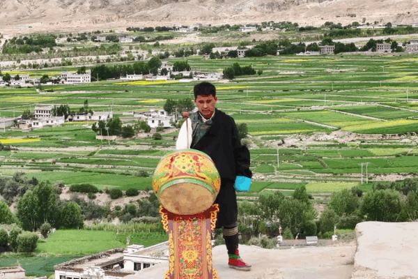 Sechu Dorje lance un nouveau beat avec le tambour tibétain Sechu Dorje lance un nouveau beat avec le tambour tibétain video poster