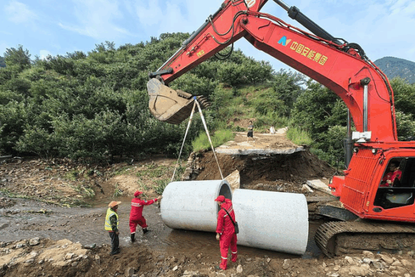 La province du Hebei se précipite pour réparer les routes et ponts touchés par les inondations La province du Hebei se précipite pour réparer les routes et ponts touchés par les inondations