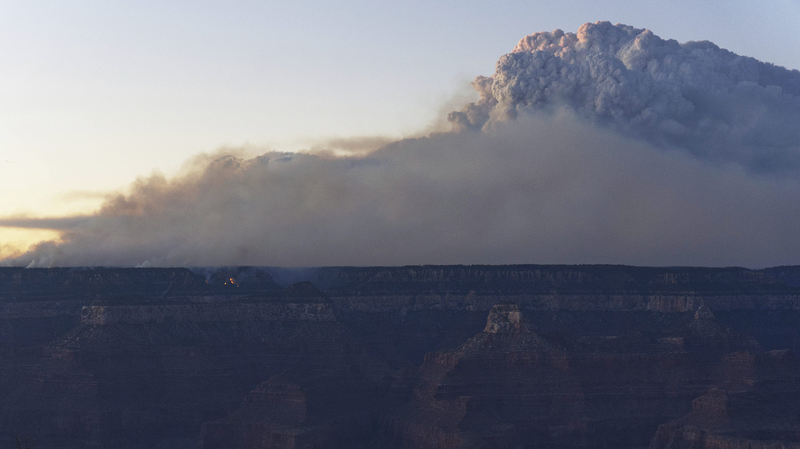 Le feu Dragon Bravo fait rage sur la rive nord du Grand Canyon Le_feu_Dragon_Bravo_fait_rage_sur_la_rive_nord_du_Grand_Canyon