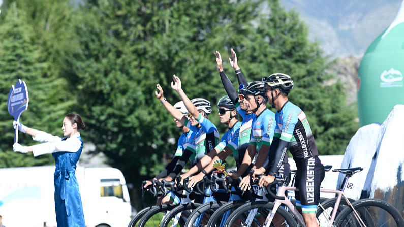 Les cyclistes poursuivent la gloire lors de la course Trans-Himalaya de Xizang Les_cyclistes_poursuivent_la_gloire_lors_de_la_course_Trans_Himalaya_de_Xizang video poster