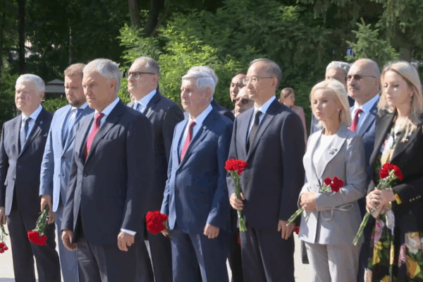 Volodin rend hommage aux héros soviétiques au mémorial de Changchun Volodin rend hommage aux héros soviétiques au mémorial de Changchun video poster