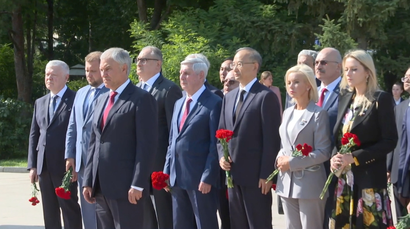 Volodin rend hommage aux héros soviétiques au mémorial de Changchun video poster