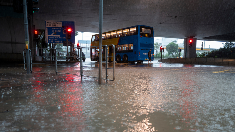 La ligne d’horizon de Hong Kong brille après la rétrogradation de l’avertissement de tempête La ligne d'horizon de Hong Kong brille après la rétrogradation de l'avertissement de tempête video poster