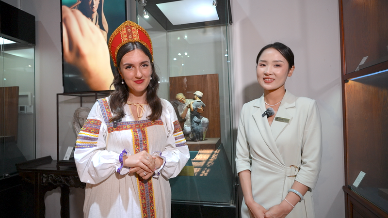 Un explorateur russe plonge dans l’héritage de Figure en Argile Zhang à Tianjin Un explorateur russe plonge dans l'héritage de Figure en Argile Zhang à Tianjin video poster
