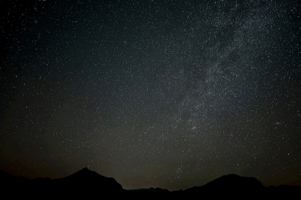 Le pic de la pluie d’étoiles filantes des Perséides ce soir – Admirez les feux d’artifice du ciel Le pic de la pluie d'étoiles filantes des Perséides ce soir - Admirez les feux d'artifice du ciel video poster