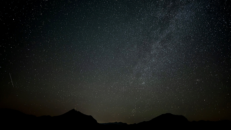 Le pic de la pluie d'étoiles filantes des Perséides ce soir - Admirez les feux d'artifice du ciel video poster