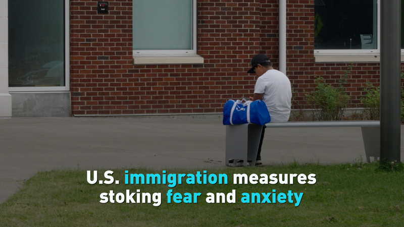 Les raids d’immigration aux États-Unis alimentent la peur des familles au statut mixte Les raids d'immigration aux États-Unis alimentent la peur des familles au statut mixte video poster