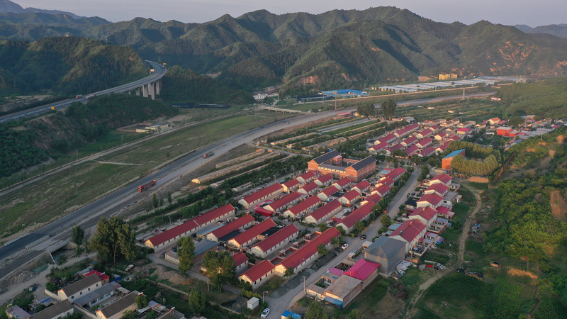 La campagne de Chengde : De la terre brûlée à la renaissance durable La campagne de Chengde : De la terre brûlée à la renaissance durable