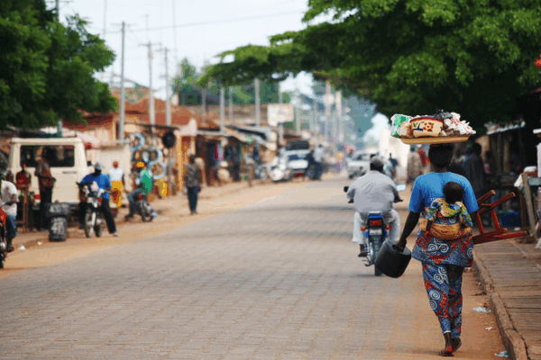 Accident de bus au Bénin : 1 mort, 44 disparus après une chute dans un fleuve Accident de bus au Bénin : 1 mort, 44 disparus après une chute dans un fleuve