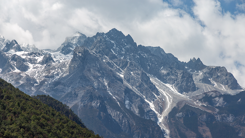 Découvrez le mont enneigé Yulong : les sommets sacrés du Yunnan Découvrez le mont enneigé Yulong : les sommets sacrés du Yunnan video poster