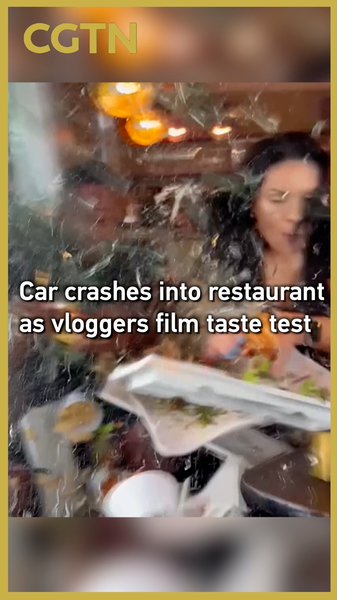 Une voiture s’écrase dans un restaurant de Houston lors d’un vlog culinaire Une voiture s'écrase dans un restaurant de Houston lors d'un vlog culinaire video poster