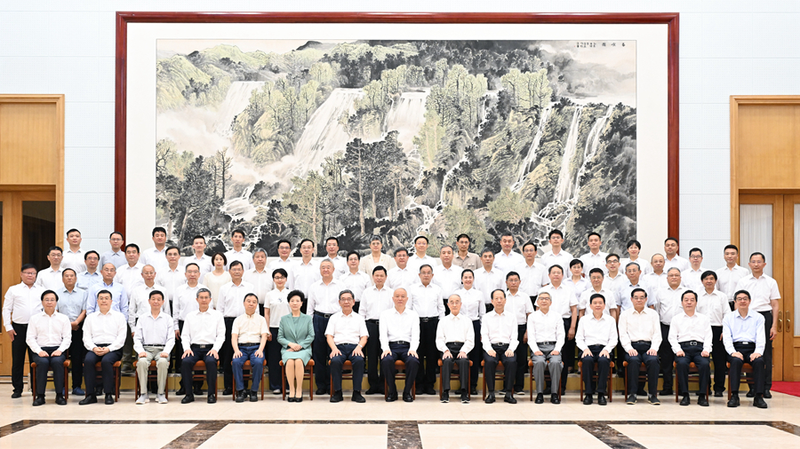 Cai Qi rencontre les universitaires estivaux à Beidaihe