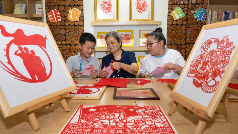 Les jeunes d’Anhui adoptent la découpe de papier pour honorer l’esprit de la Journée de l’Armée Les jeunes d'Anhui adoptent la découpe de papier pour honorer l'esprit de la Journée de l'Armée