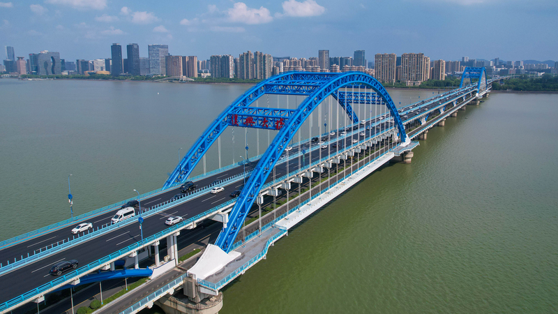 Pont Fuxing à Hangzhou : Une vue sereine sur la rivière Qiantang Pont Fuxing à Hangzhou : Une vue sereine sur la rivière Qiantang video poster