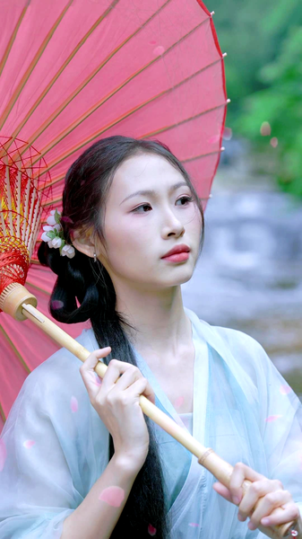 Quand les parapluies en papier huilé donnent vie à la danse chinoise ancienne Quand les parapluies en papier huilé donnent vie à la danse chinoise ancienne video poster