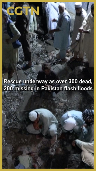 Opération de sauvetage contre les inondations alors que les moussons au Pakistan tuent plus de 300 et 200 disparus Opération de sauvetage contre les inondations alors que les moussons au Pakistan tuent plus de 300 et 200 disparus video poster