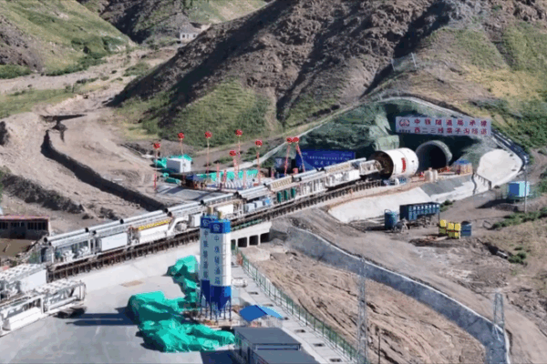 Tunnel de 6 km terminé dans le projet de gaz de l’Ouest vers l’Est de la Chine Tunnel de 6 km terminé dans le projet de gaz de l'Ouest vers l'Est de la Chine