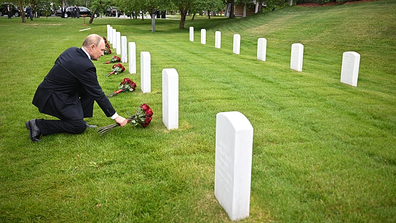 Poutine rend hommage aux pilotes soviétiques de la Seconde Guerre mondiale en Alaska Poutine rend hommage aux pilotes soviétiques de la Seconde Guerre mondiale en Alaska