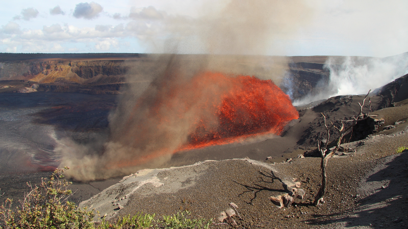 Le volcan Kilauea entre à nouveau en éruption, contenu en toute sécurité dans le cratère Le volcan Kilauea entre à nouveau en éruption, contenu en toute sécurité dans le cratère video poster
