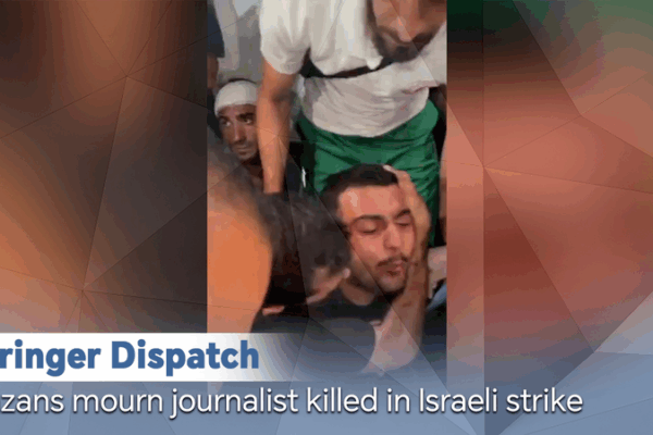 Les Gazaouis pleurent le journaliste d’Al Jazeera tué dans une frappe israélienne Les Gazaouis pleurent le journaliste d'Al Jazeera tué dans une frappe israélienne video poster