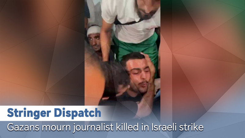 Les Gazaouis pleurent le journaliste d'Al Jazeera tué dans une frappe israélienne video poster