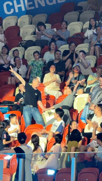 Un couple de 85 ans fait sensation avec une danse aux Jeux mondiaux de Chengdu Un_couple_de_85_ans_fait_sensation_avec_une_danse_aux_Jeux_mondiaux_de_Chengdu video poster