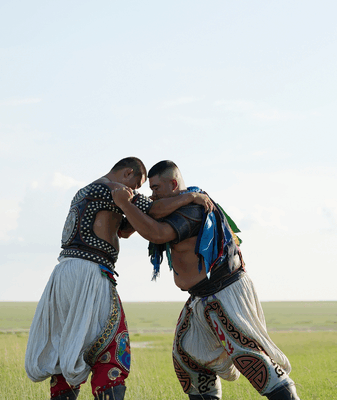 À la poursuite du rêve de Naadam : le voyage d’un lutteur des prairies À la poursuite du rêve de Naadam : le voyage d'un lutteur des prairies video poster