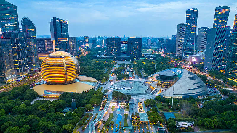 Balcon Urbain de Hangzhou : vue sur le 270° de la ligne d'horizon et la rivière au-dessus du Qiantang video poster