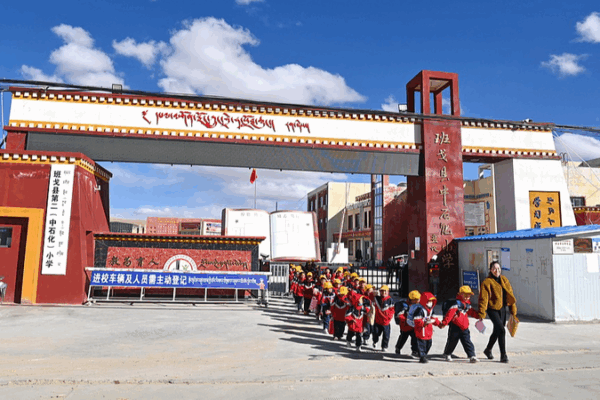 De l’accès à la qualité : le bond de l’éducation au Xizang De l'accès à la qualité : le bond de l'éducation au Xizang