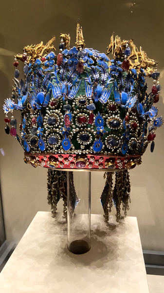 Le superbe diadème de phénix éblouit les foules au Musée National de Pékin Le superbe diadème de phénix éblouit les foules au Musée National de Pékin video poster