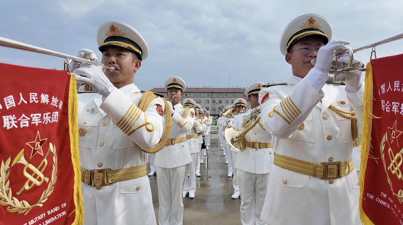 Dans les coulisses de la base d’entraînement du défilé de la Journée V à Pékin : un aperçu de la vie des soldats Dans les coulisses de la base d'entraînement du défilé de la Journée V à Pékin : un aperçu de la vie des soldats video poster
