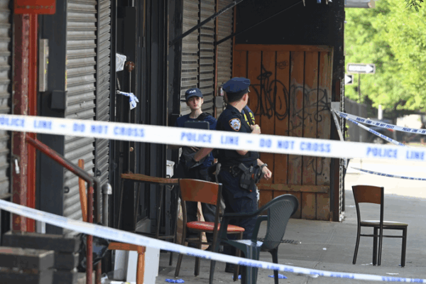 Une fusillade dans un club de Brooklyn fait 3 morts et 8 blessés Une fusillade dans un club de Brooklyn fait 3 morts et 8 blessés