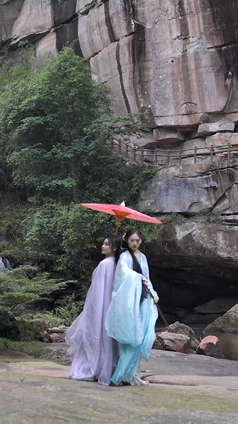 Épée Rencontre Parapluie en Papier Huileux : Arts Martiaux en Hanfu dans la Forêt de Bambous Épée Rencontre Parapluie en Papier Huileux : Arts Martiaux en Hanfu dans la Forêt de Bambous video poster