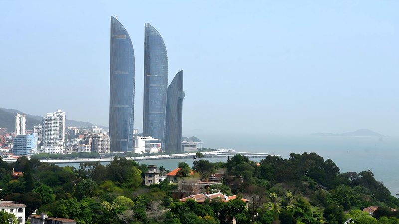 Tours jumelles de Xiamen : Voguer haut sur la côte est de la Chine video poster