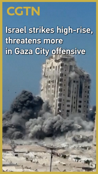 Israël frappe un immeuble à Gaza alors que le Hamas partage une vidéo d’otages Israël frappe un immeuble à Gaza alors que le Hamas partage une vidéo d'otages video poster
