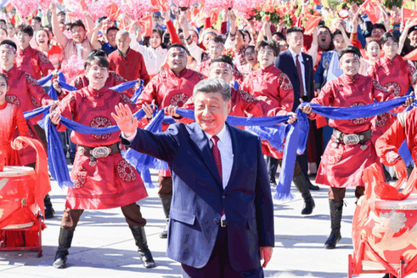Xi Jinping quitte le Xinjiang après les festivités du 70e anniversaire Xi Jinping quitte le Xinjiang après les festivités du 70e anniversaire