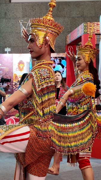 La danse et les arts martiaux thaïlandais brillent à l’exposition de Dunhuang La danse et les arts martiaux thaïlandais brillent à l'exposition de Dunhuang video poster