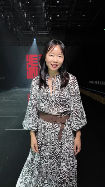 Le patrimoine rencontre le podium : Lion SS2026 de Zhang Kejia à la Semaine de la mode de Pékin Le patrimoine rencontre le podium : Lion SS2026 de Zhang Kejia à la Semaine de la mode de Pékin video poster