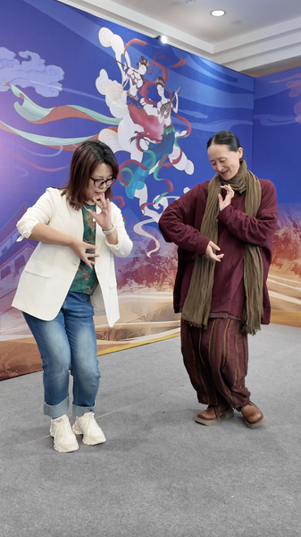 Le drame de danse Dunhuang mélange le ballet avec les peintures murales anciennes Le drame de danse Dunhuang mélange le ballet avec les peintures murales anciennes video poster