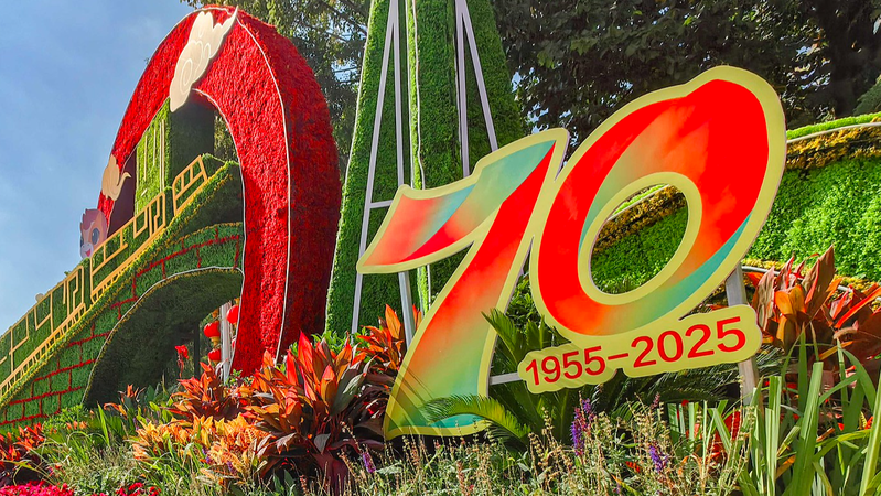 Le président Xi à Urumqi pour le 70e anniversaire du Xinjiang Le président Xi à Urumqi pour le 70e anniversaire du Xinjiang