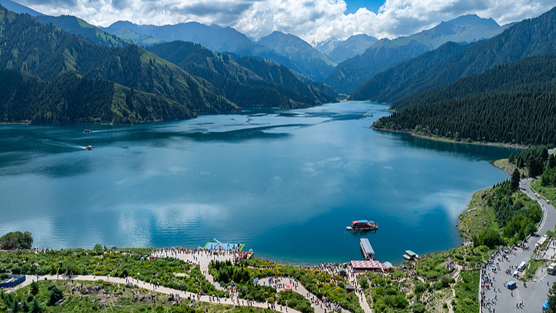 Évasion Alpine : Découvrez le lac Tianchi au Xinjiang video poster