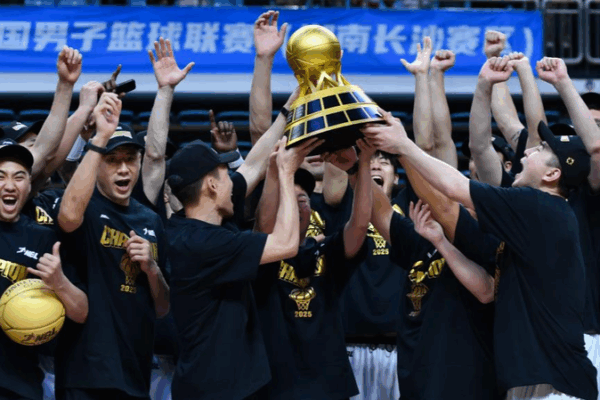 Les Hong Kong Bulls remportent des titres consécutifs de la NBL avec une victoire 85-71 Les Hong Kong Bulls remportent des titres consécutifs de la NBL avec une victoire 85-71